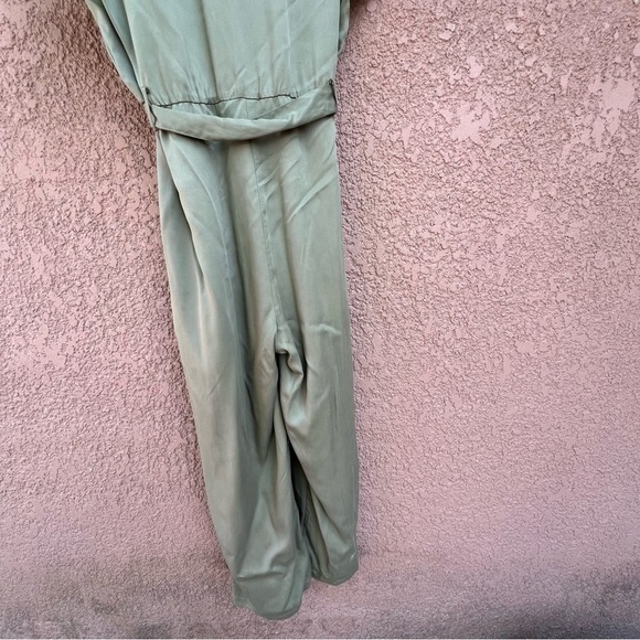 UNTUCKit Jumpsuit  Woman’s size large earthy‎ green minimalist - Picture 11 of 15